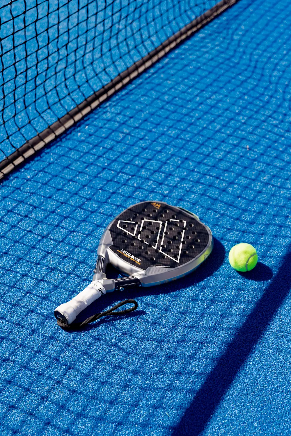 padel racket bij het net