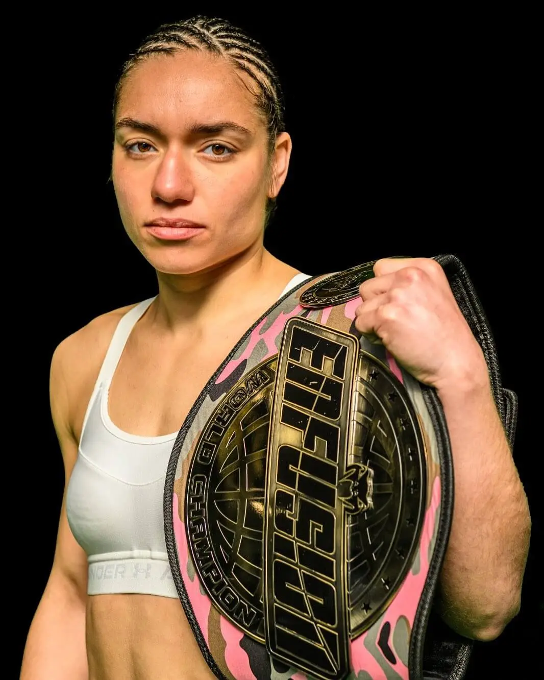 Tessa de Kom met haar Enfusion World Championship belt