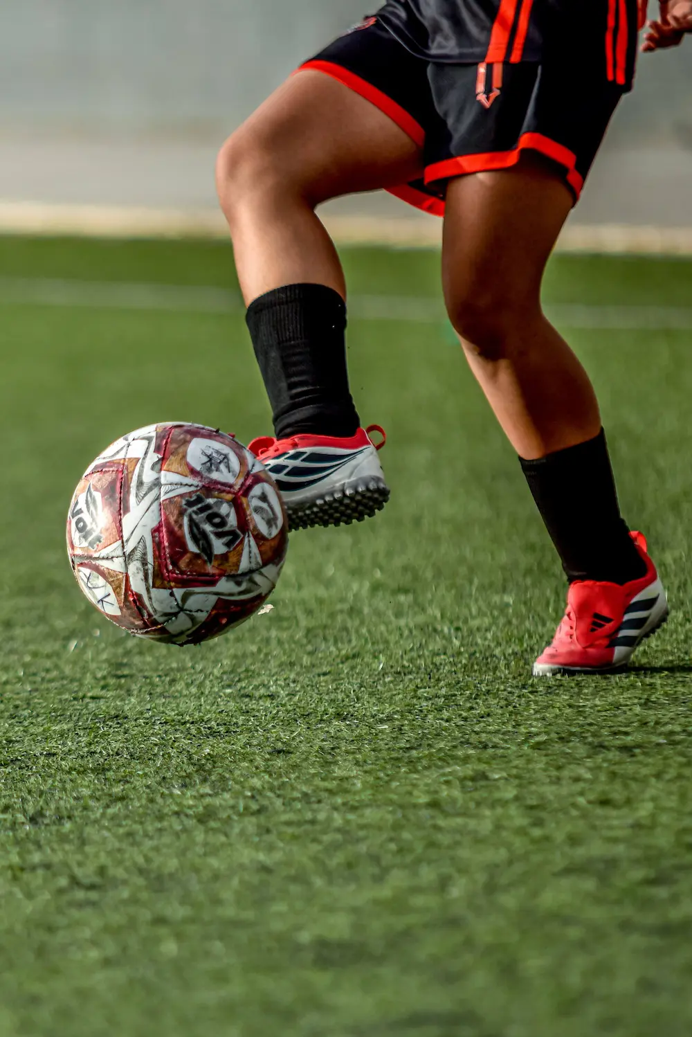 man met voetbal aan de voet